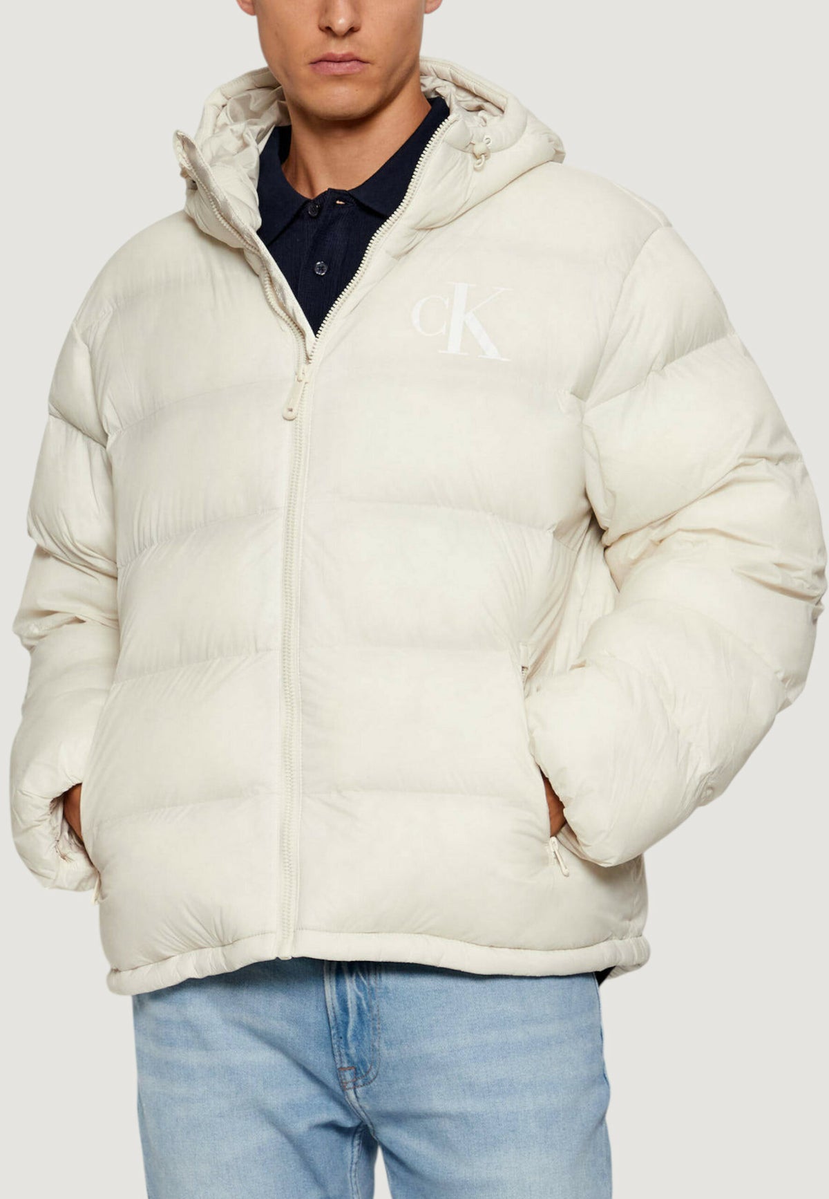カルバン・クライン・ジーンズ メンズ クリーム モノグラム ダウンジャケット