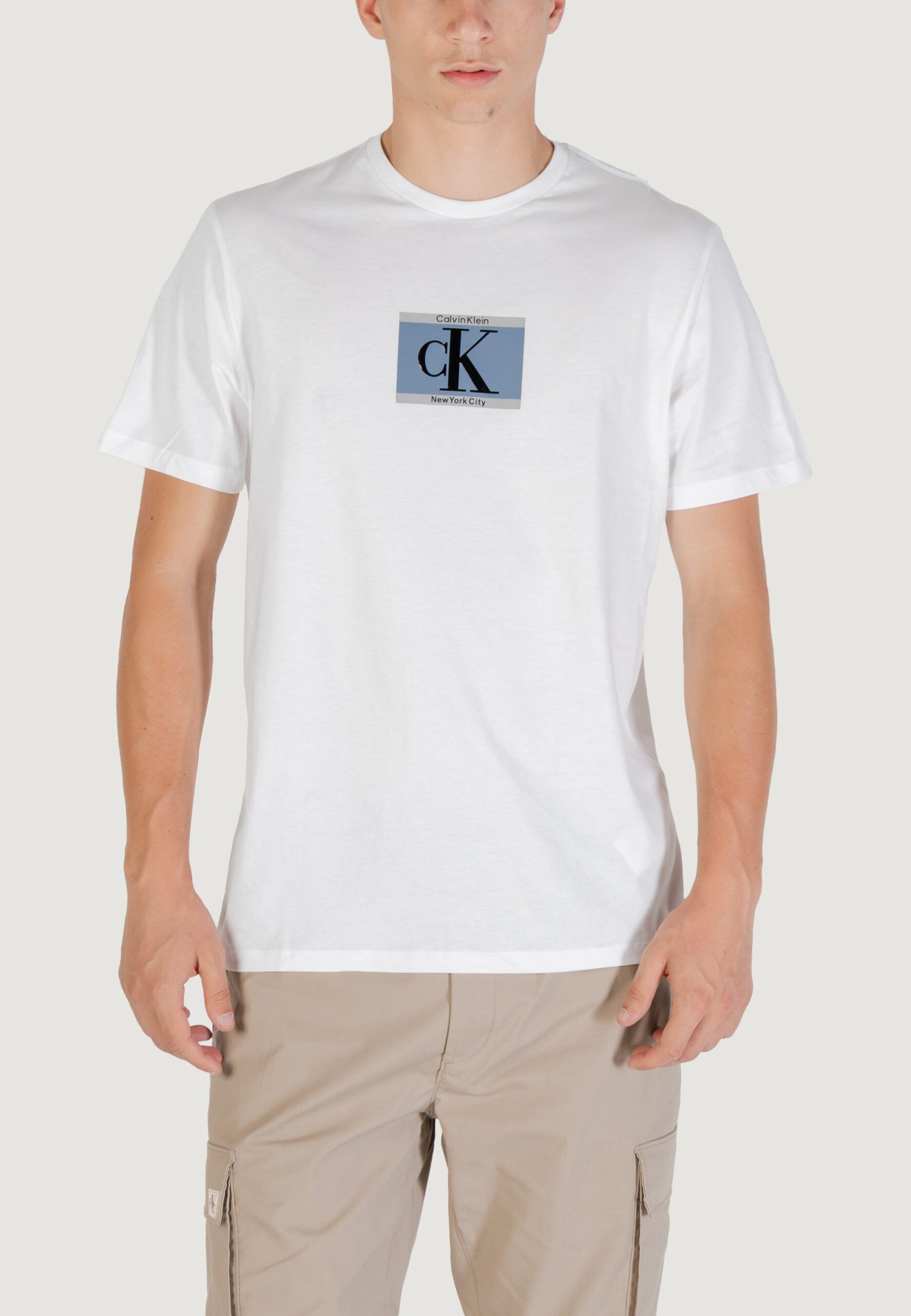 カルバン・クライン メンズ ホワイト CK ボックスロゴ Tシャツ - 半袖