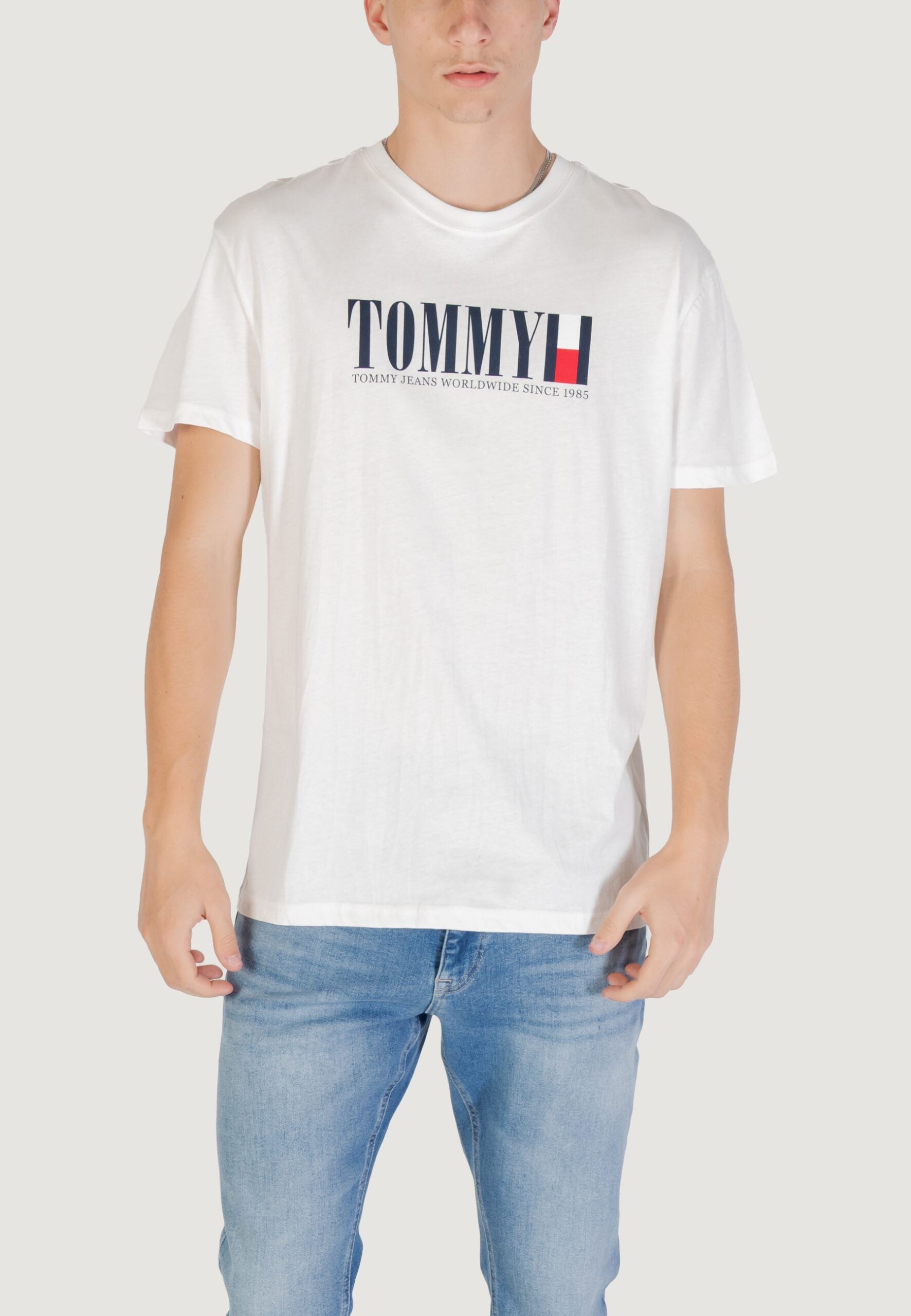 トミー ヒルフィガー TJM レギュラーフィット クリーム Tシャツ - トミー DNA フラッグ ロゴ