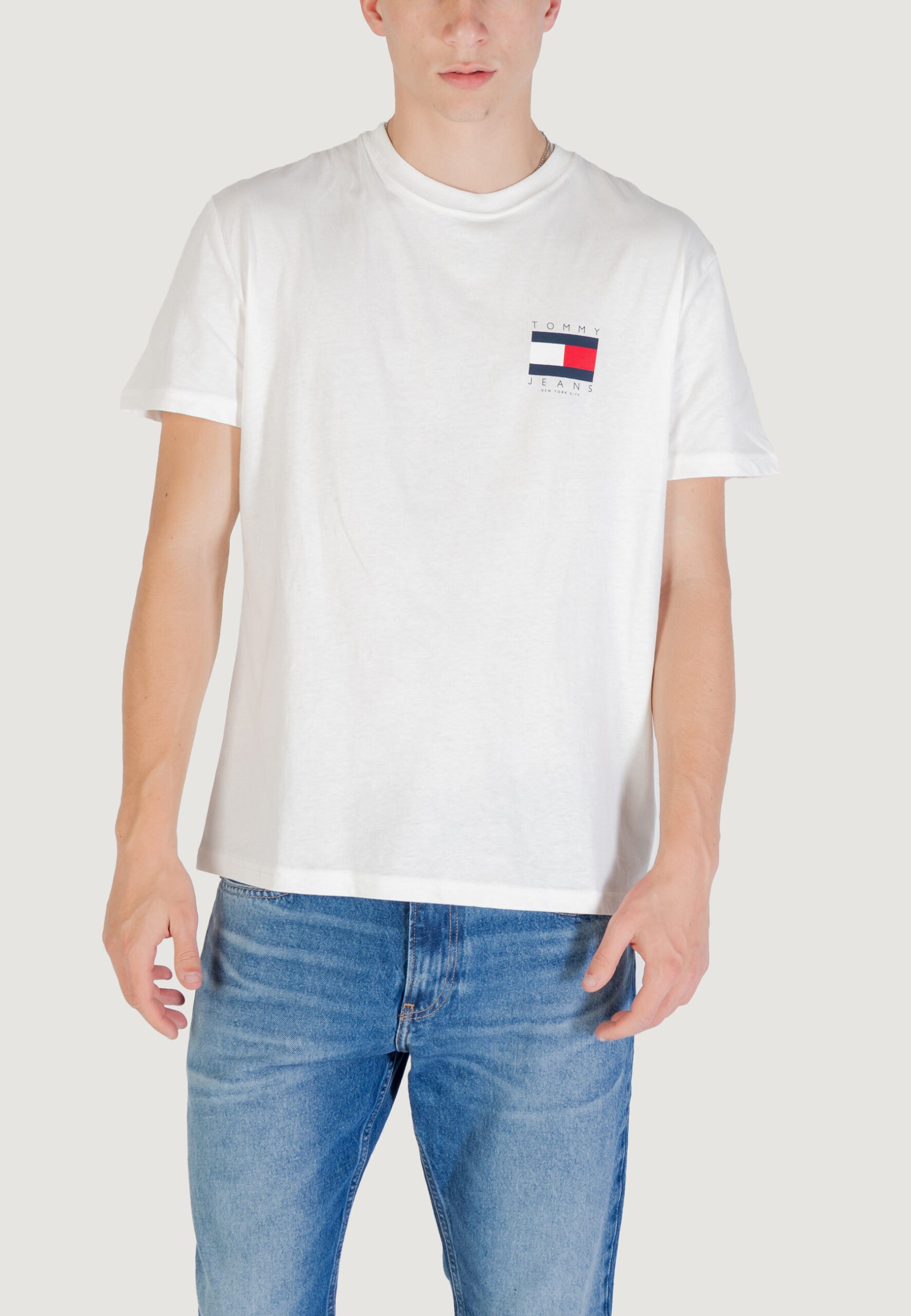 トミー ヒルフィガー TJM レギュラーフィット ホワイト Tシャツ - フラッグ グラフィック ロゴ