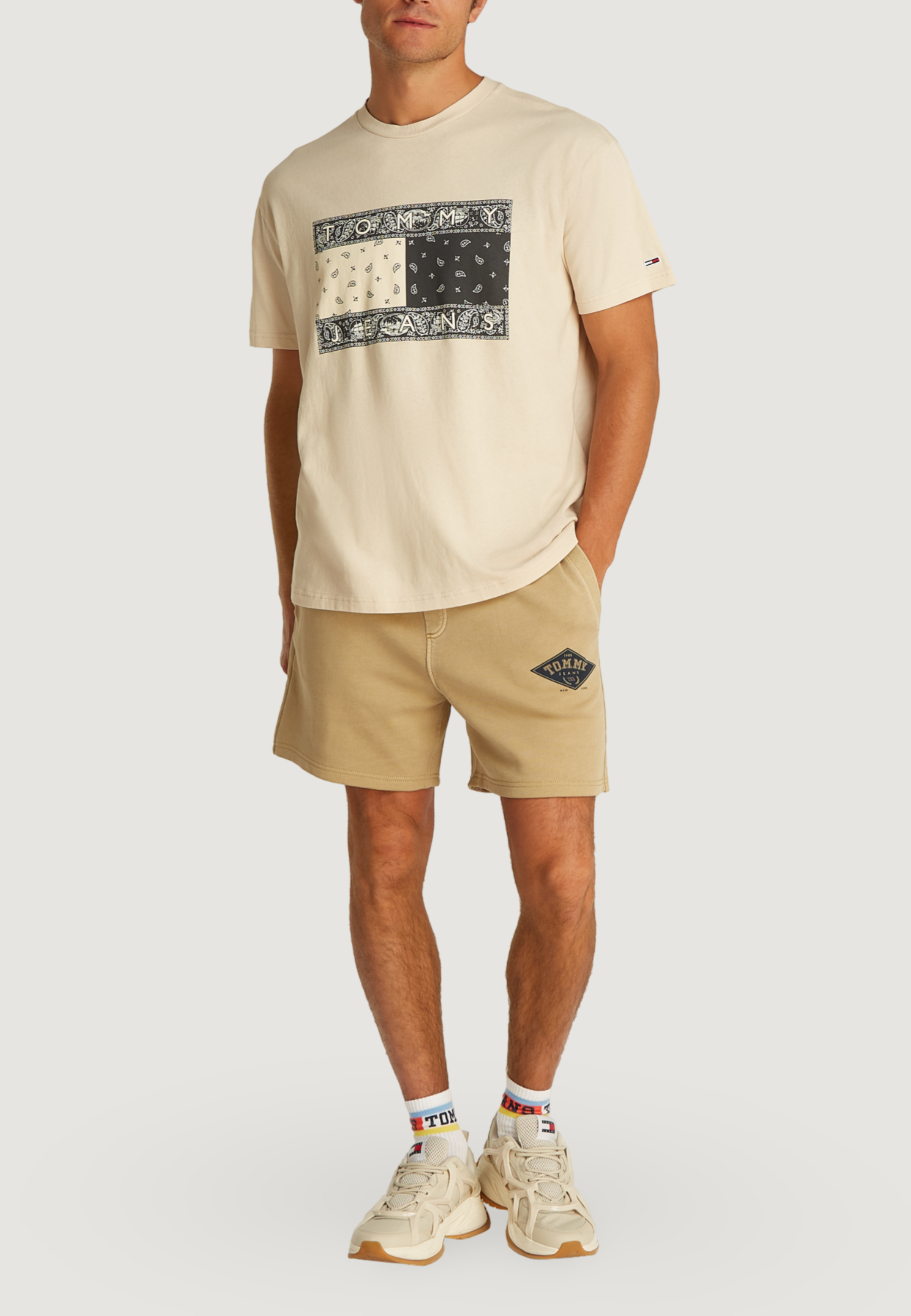 トミー ヒルフィガー ジーンズ TJM リラックス ペイズリー フラッグ Tシャツ - ライトベージュ