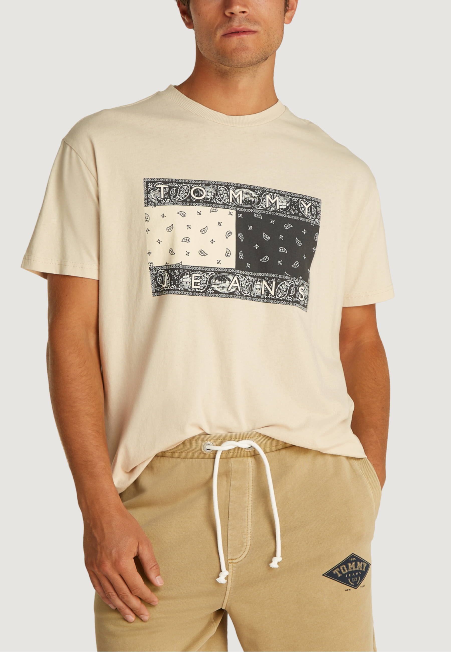 トミー ヒルフィガー ジーンズ TJM リラックス ペイズリー フラッグ Tシャツ - ライトベージュ