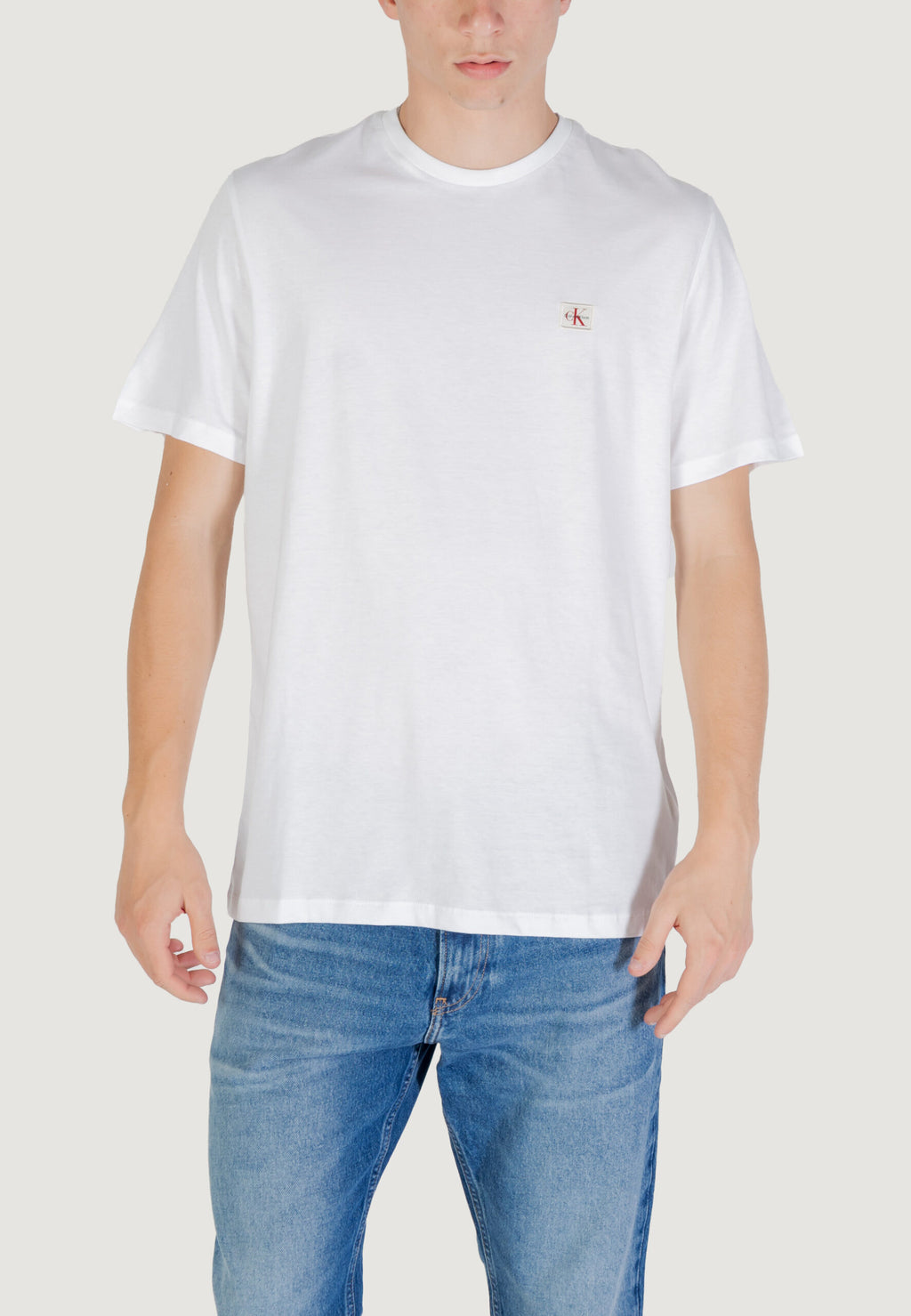 カルバン・クライン ジーンズ メンズ ホワイト ジャージー Tシャツ - 胸バッジ ロゴ