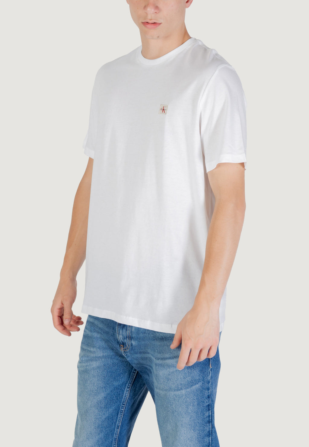 カルバン・クライン ジーンズ メンズ ホワイト ジャージー Tシャツ - 胸バッジ ロゴ