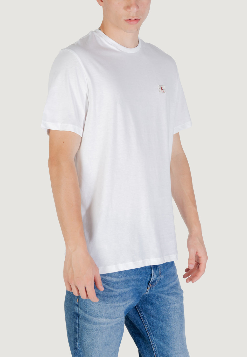 カルバン・クライン ジーンズ メンズ ホワイト ジャージー Tシャツ - 胸バッジ ロゴ