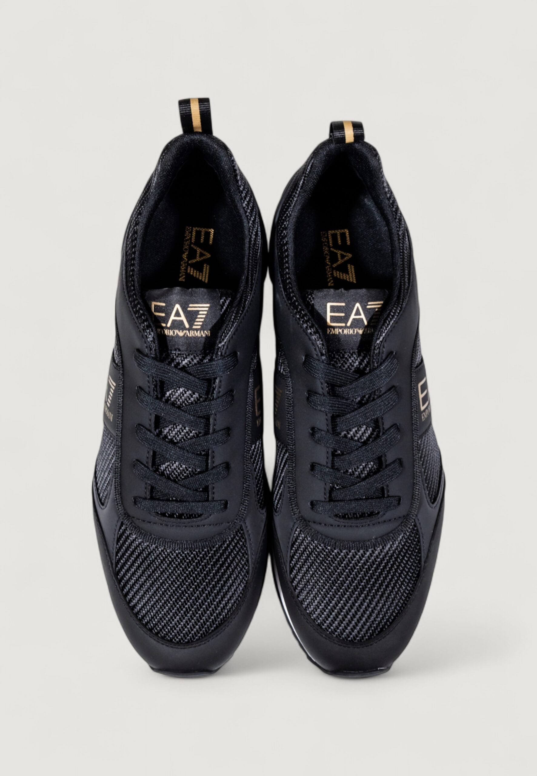 EA7 メンズ ブラック＆ゴールド スニーカー AF18613