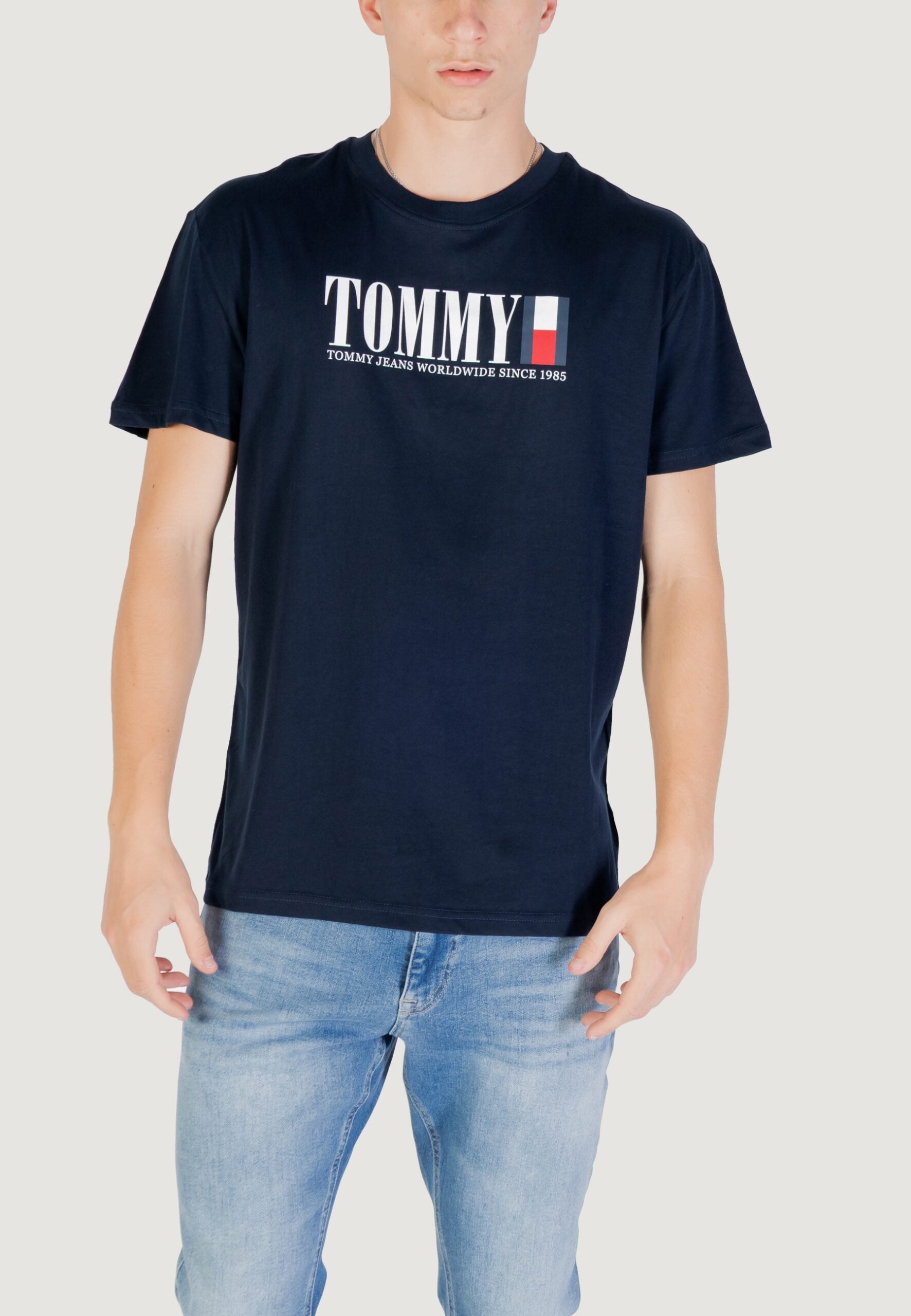 トミーヒルフィガージーンズ TJM レギュラーフィット ダークブルー Tシャツ - トミーDNAフラッグロゴ