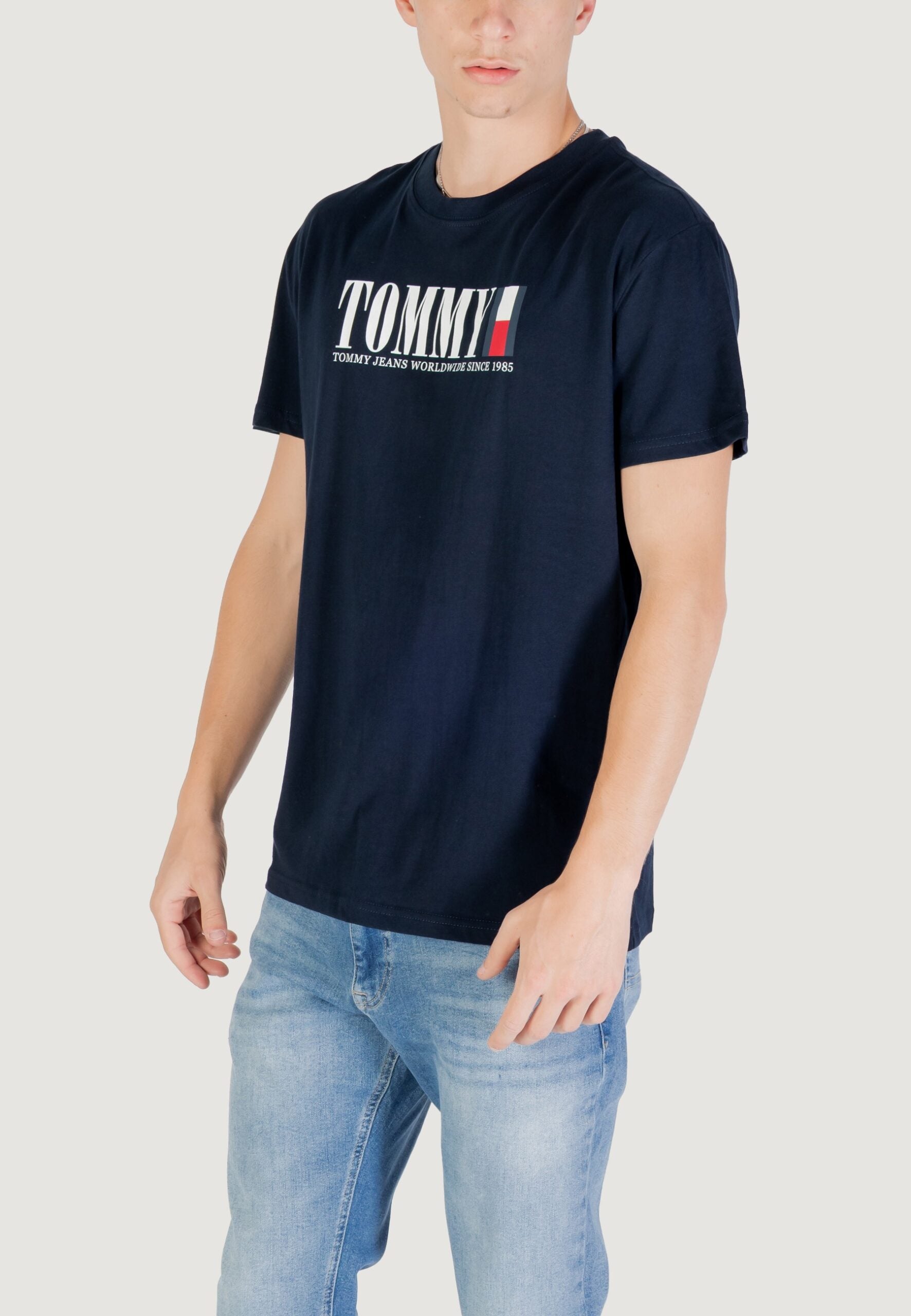トミーヒルフィガージーンズ TJM レギュラーフィット ダークブルー Tシャツ - トミーDNAフラッグロゴ