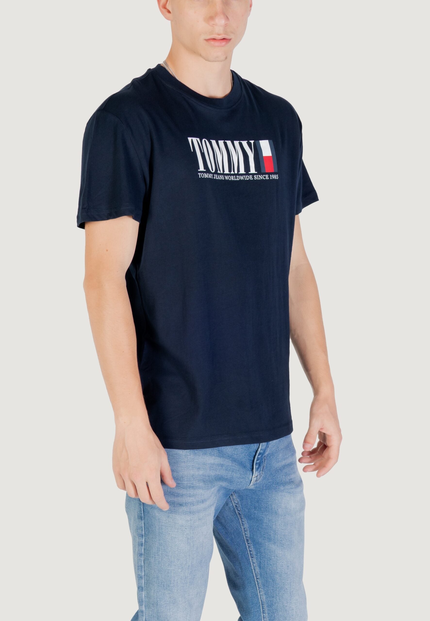 トミーヒルフィガージーンズ TJM レギュラーフィット ダークブルー Tシャツ - トミーDNAフラッグロゴ