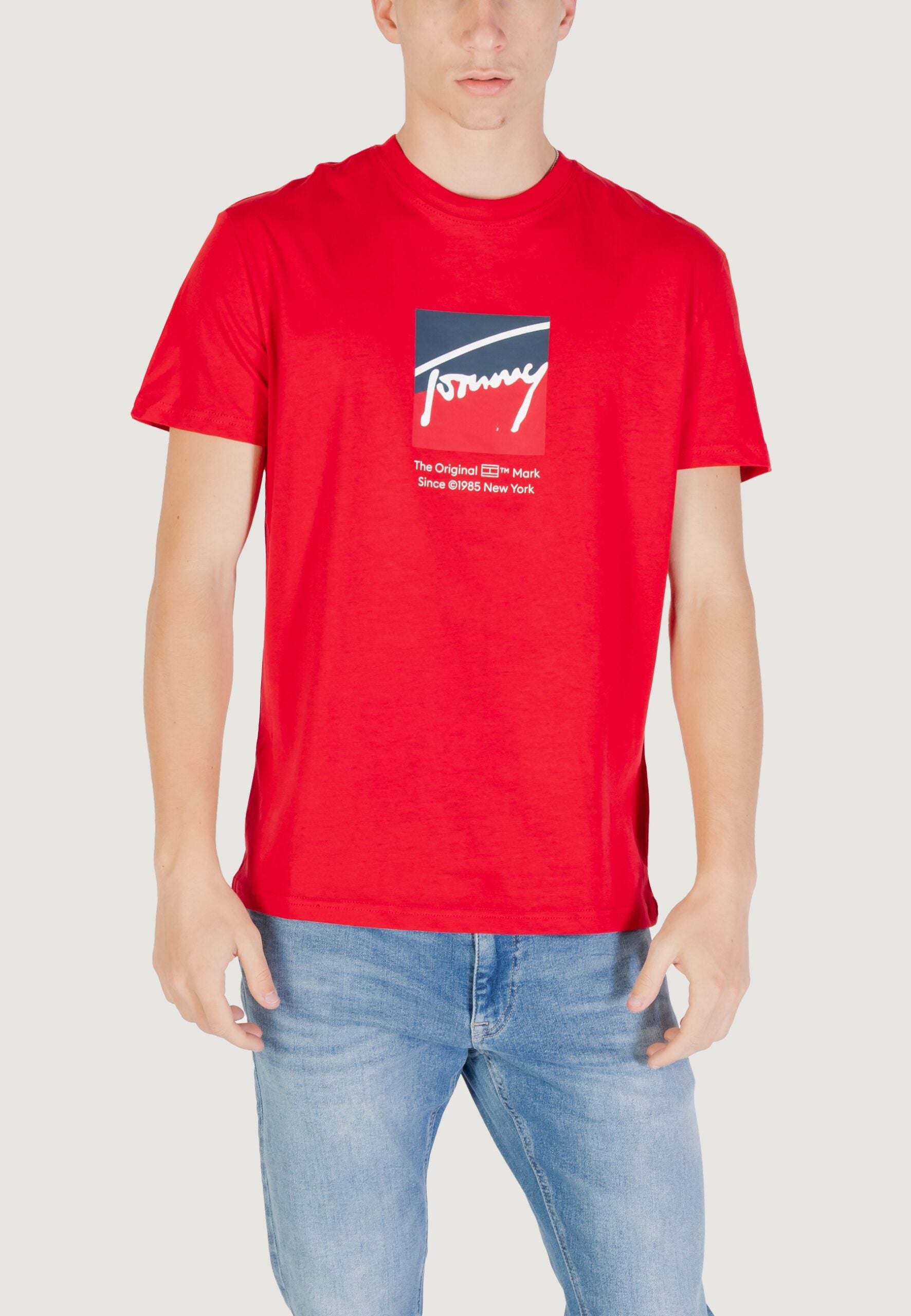 トミーヒルフィガージーンズ TJM レギュラーフィット レッド Tシャツ - RWB DNA フラッグロゴ