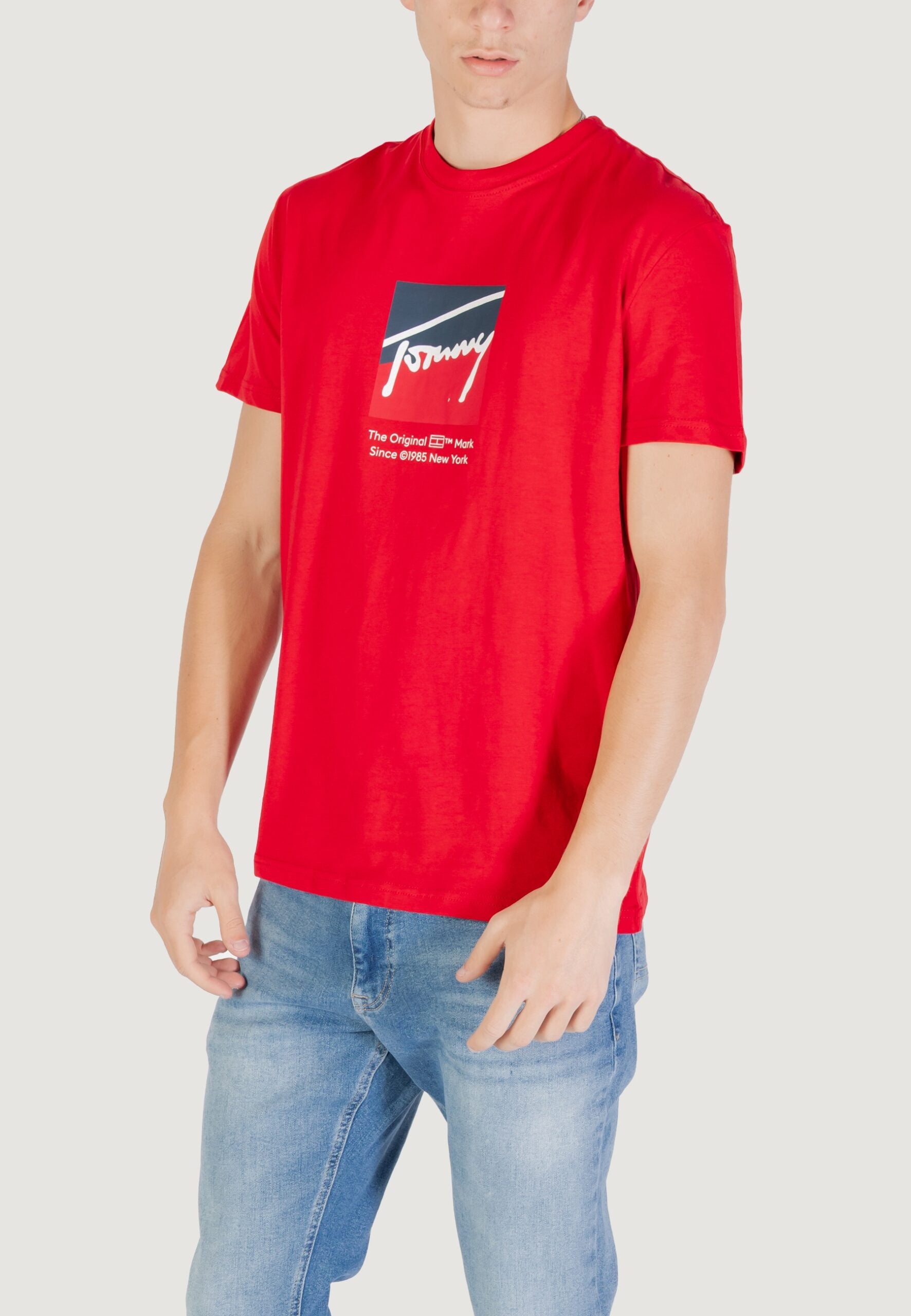トミーヒルフィガージーンズ TJM レギュラーフィット レッド Tシャツ - RWB DNA フラッグロゴ