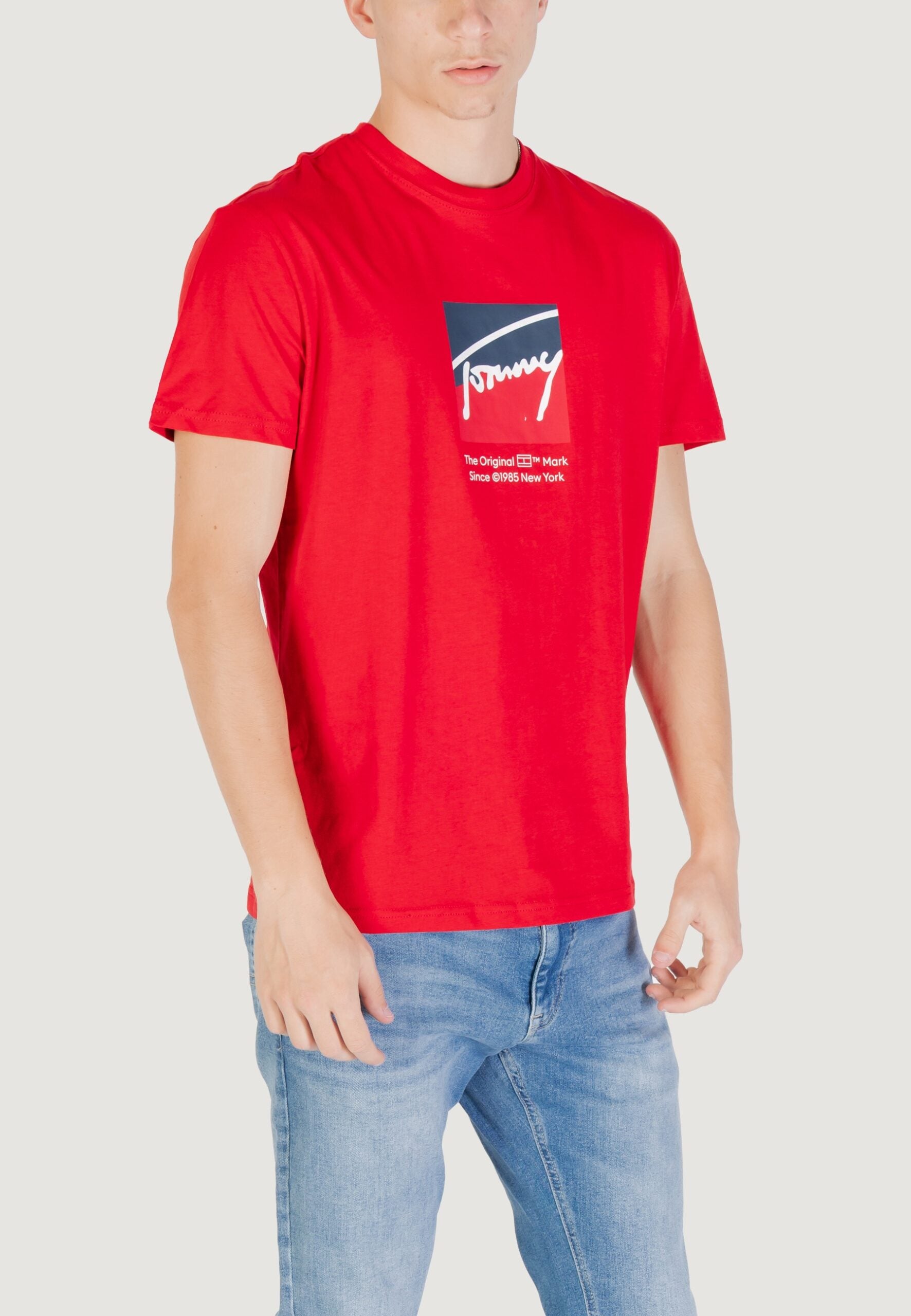 トミーヒルフィガージーンズ TJM レギュラーフィット レッド Tシャツ - RWB DNA フラッグロゴ