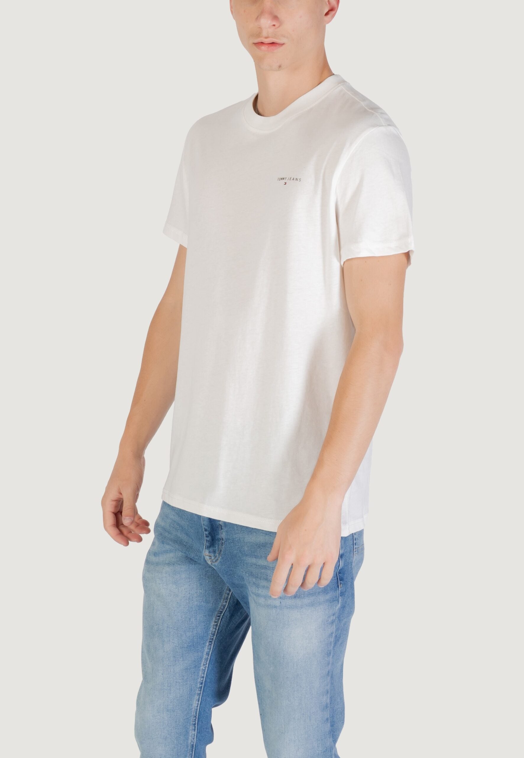トミー ヒルフィガー TJM スリムフィット クリーム Tシャツ - リニア チェスト ロゴ